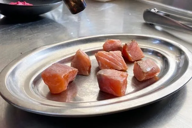 Dados de salmón marinado con hummus de remolacha y chips vegetales