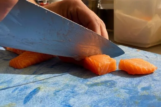 Dados de salmón marinado con hummus de remolacha y chips vegetales