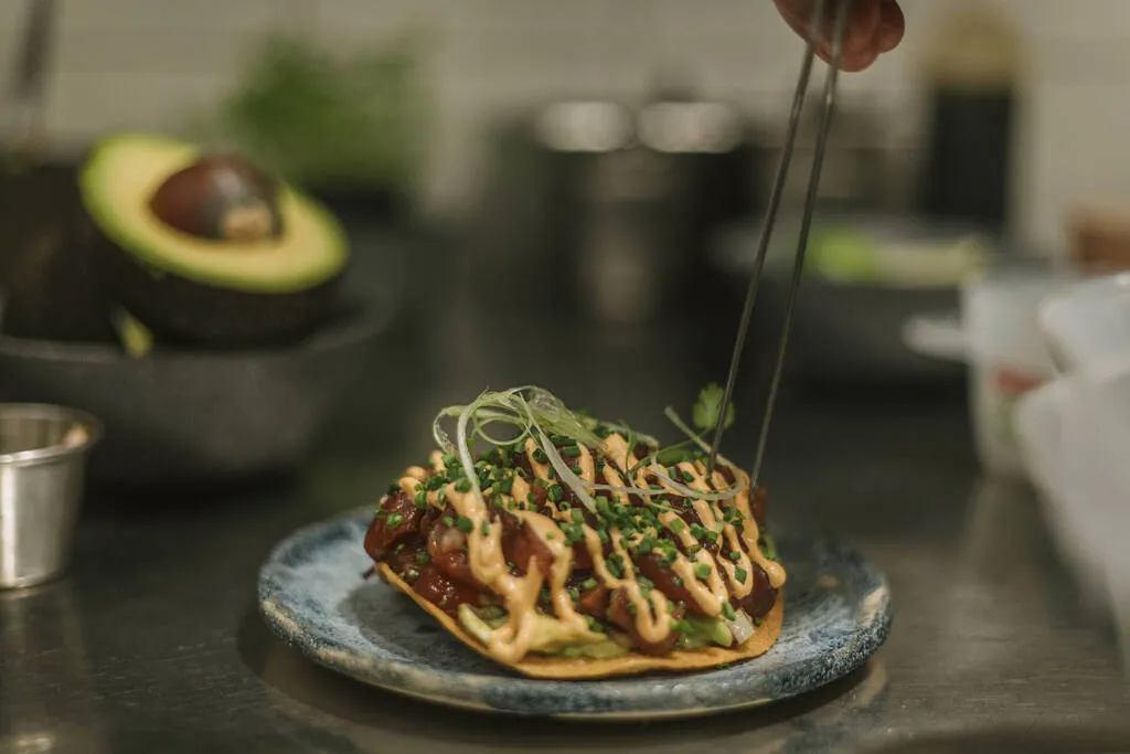 Tostada de atún rojo marinado, guacamole y salsa de chipotle ahumado