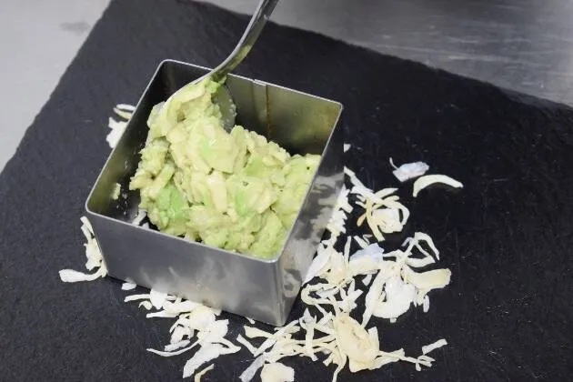 Tartar de atún rojo de Tarifa con base de aguacate