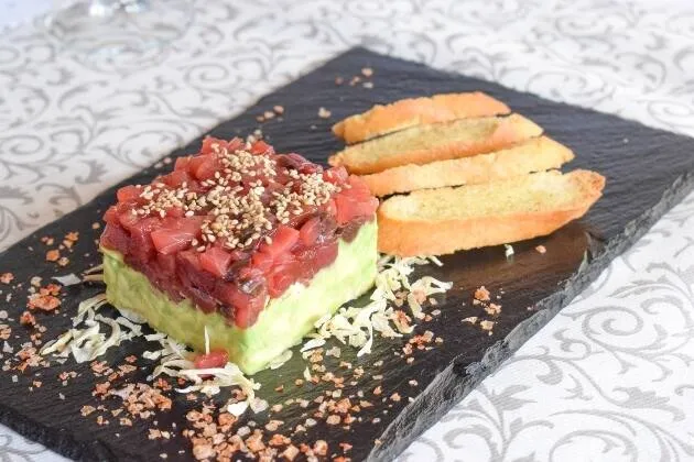 Tartar de atún rojo de Tarifa con base de aguacate