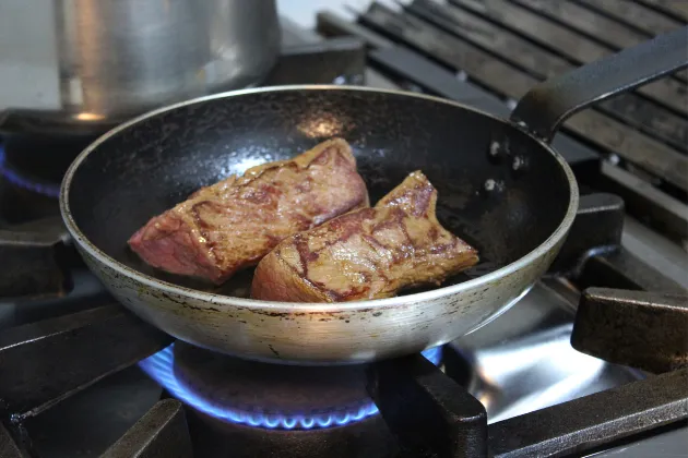 Lomo de ciervo sobre arroz meloso de setas del Rincón de Qrro