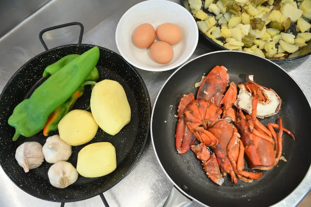 Bogavante a la formenterana con patatas caseras y huevos fritos