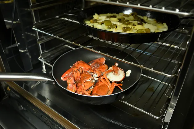 Bogavante a la formenterana con patatas caseras y huevos fritos