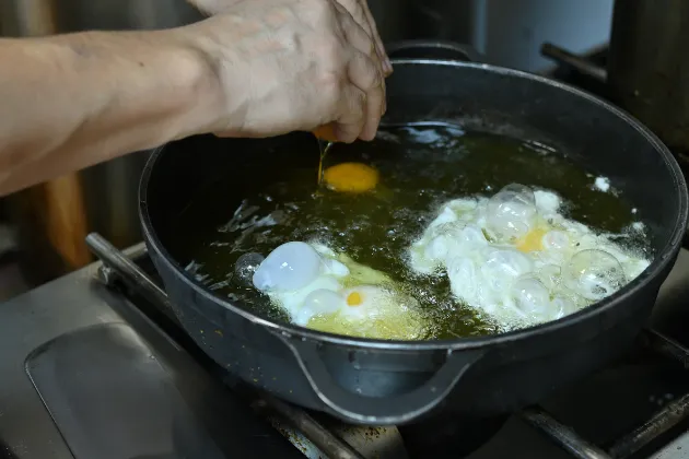 Bogavante a la formenterana con patatas caseras y huevos fritos