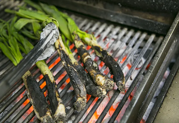 Calçots tibios con vinagreta de nueces