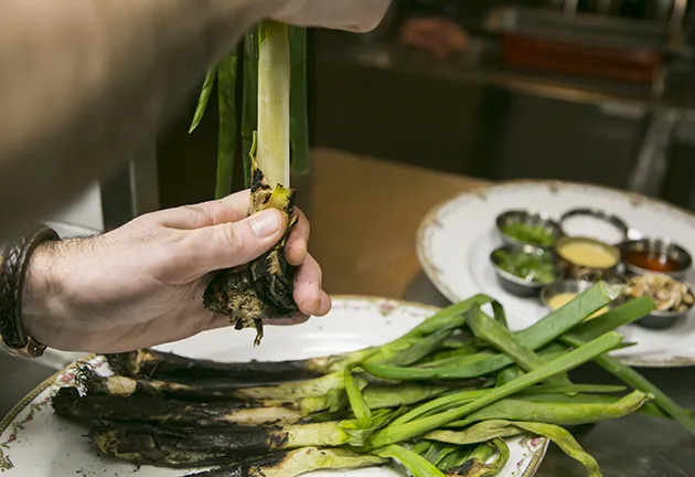 Calçots tibios con vinagreta de nueces