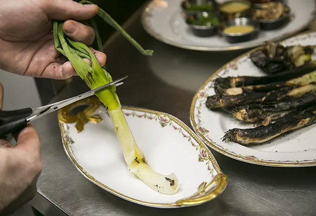 Calçots tibios con vinagreta de nueces