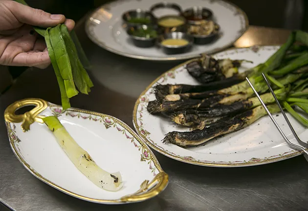 Calçots tibios con vinagreta de nueces