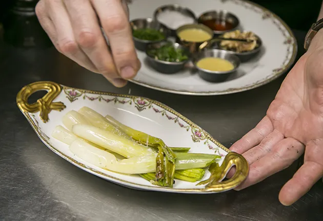 Calçots tibios con vinagreta de nueces