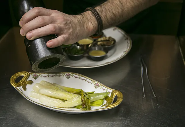 Calçots tibios con vinagreta de nueces