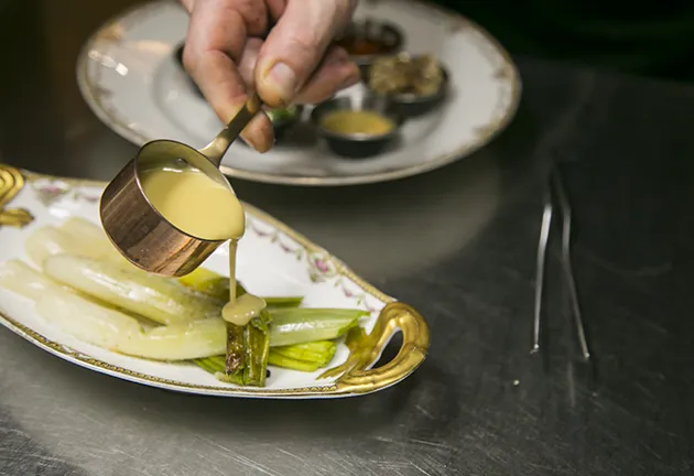 Calçots tibios con vinagreta de nueces