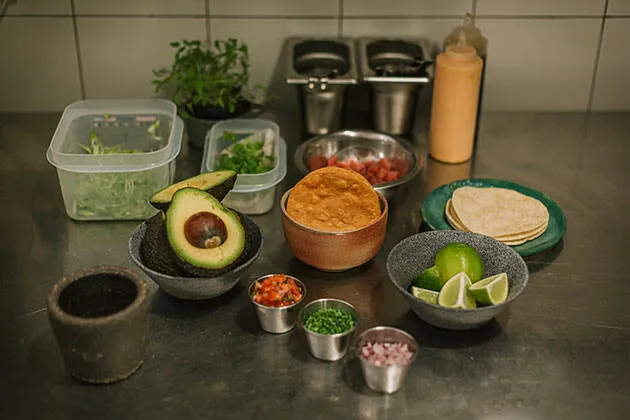 Tostada de atún rojo marinado, guacamole y salsa de chipotle ahumado