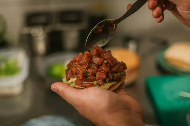 Tostada de atún rojo marinado, guacamole y salsa de chipotle ahumado