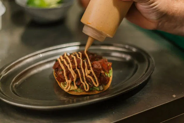 Tostada de atún rojo marinado, guacamole y salsa de chipotle ahumado