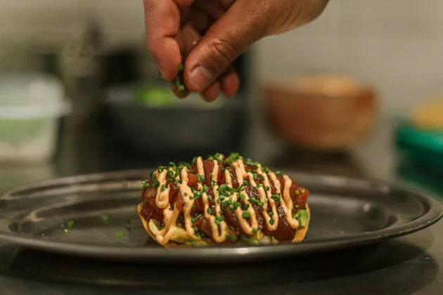 Tostada de atún rojo marinado, guacamole y salsa de chipotle ahumado