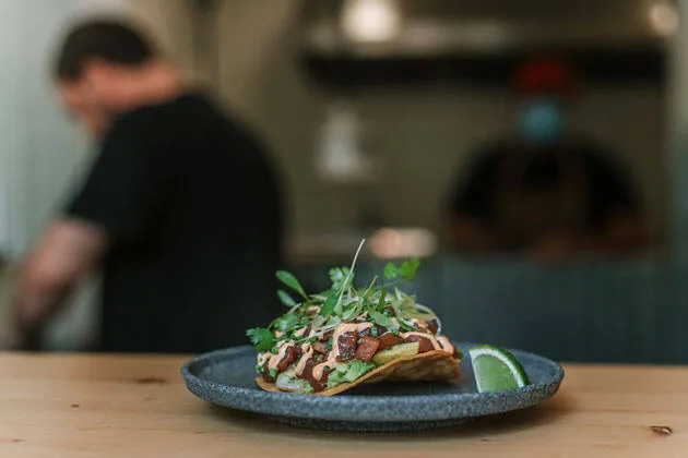 Tostada de atún rojo marinado, guacamole y salsa de chipotle ahumado