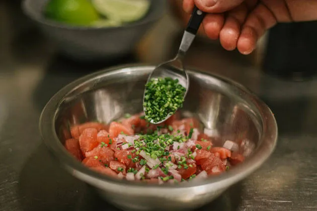 Tostada de atún rojo marinado, guacamole y salsa de chipotle ahumado