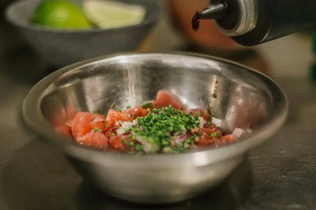 Tostada de atún rojo marinado, guacamole y salsa de chipotle ahumado