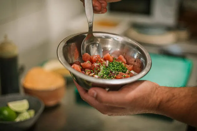 Tostada de atún rojo marinado, guacamole y salsa de chipotle ahumado