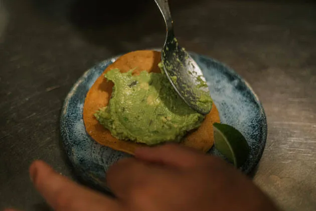 Tostada de atún rojo marinado, guacamole y salsa de chipotle ahumado