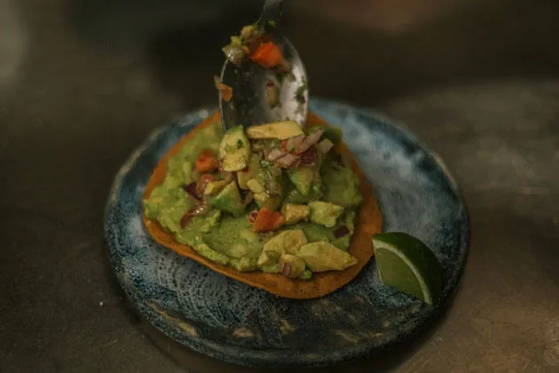 Tostada de atún rojo marinado, guacamole y salsa de chipotle ahumado