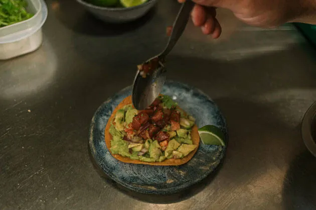 Tostada de atún rojo marinado, guacamole y salsa de chipotle ahumado