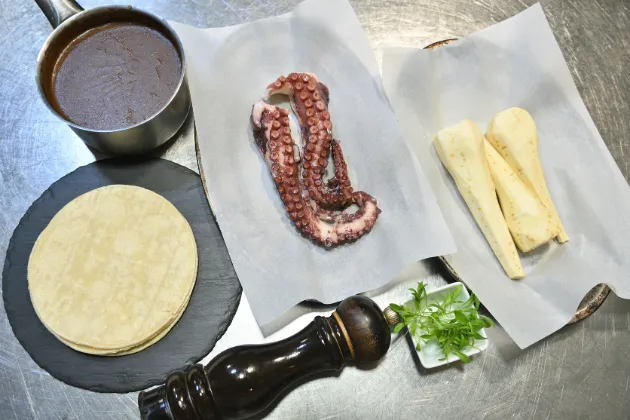 Pulpo confitado con salsa mole y puré de chirivías