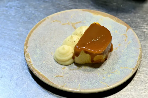 Filete mignon de cerdo con costra, medley de verduras, puré de chirivías e infusión de enebro 