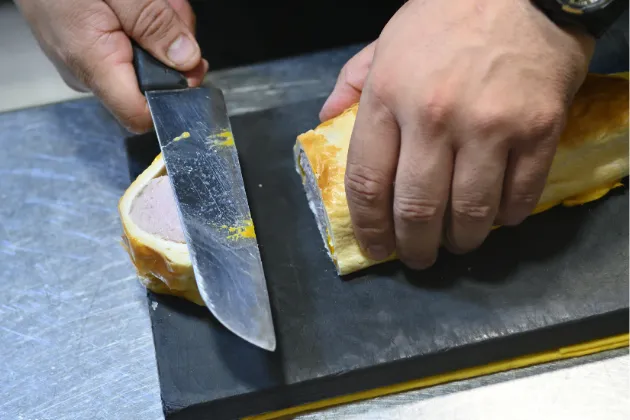 Filete mignon de cerdo con costra, medley de verduras, puré de chirivías e infusión de enebro 