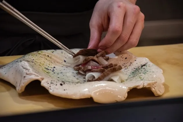 Tataki de solomillo de vaca, daikon, napicol y salsa de jengibre