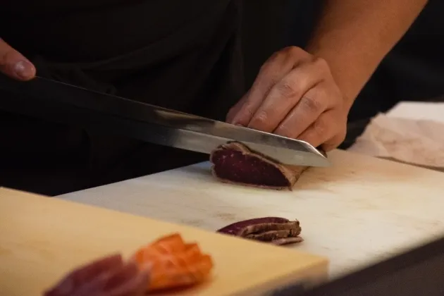 Tataki de solomillo de vaca, daikon, napicol y salsa de jengibre