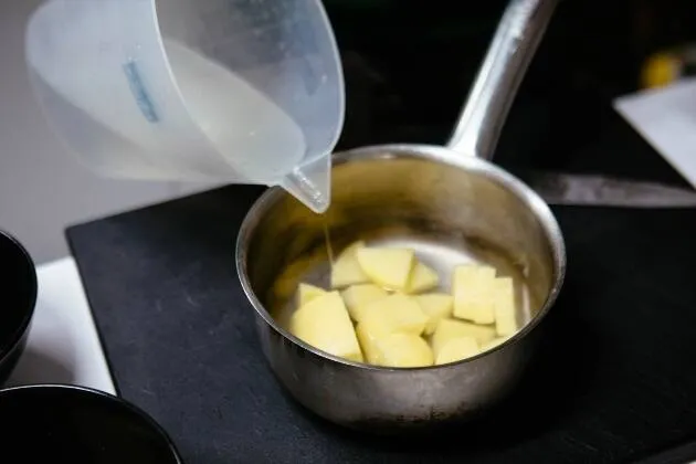 Espuma de patata trufada con huevo poché y jamón ibérico