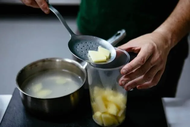 Espuma de patata trufada con huevo poché y jamón ibérico