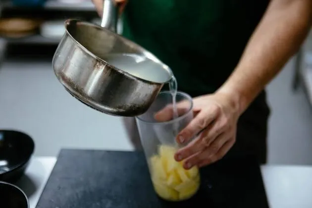 Espuma de patata trufada con huevo poché y jamón ibérico