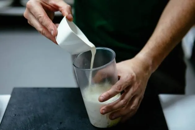 Espuma de patata trufada con huevo poché y jamón ibérico