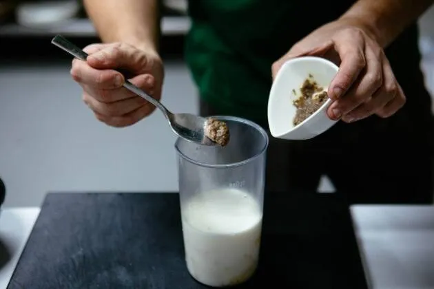 Espuma de patata trufada con huevo poché y jamón ibérico