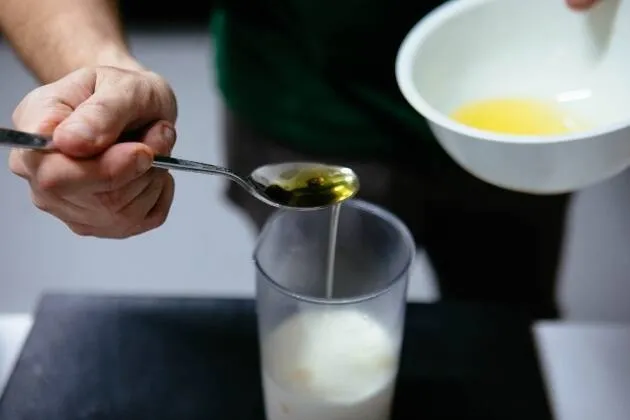 Espuma de patata trufada con huevo poché y jamón ibérico