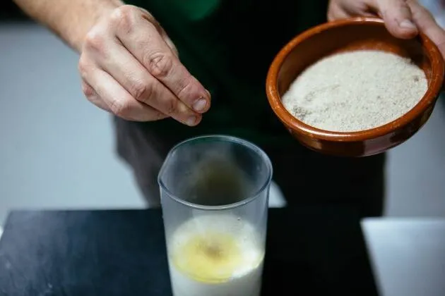 Espuma de patata trufada con huevo poché y jamón ibérico