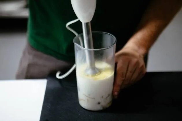 Espuma de patata trufada con huevo poché y jamón ibérico