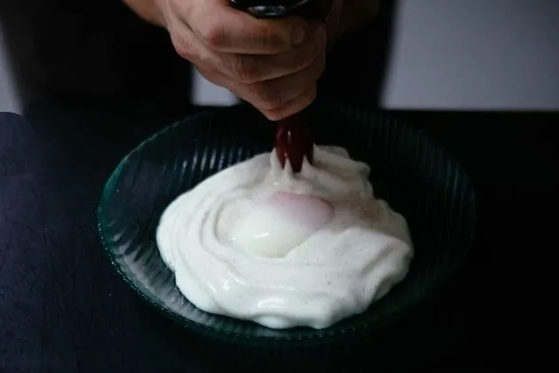 Espuma de patata trufada con huevo poché y jamón ibérico