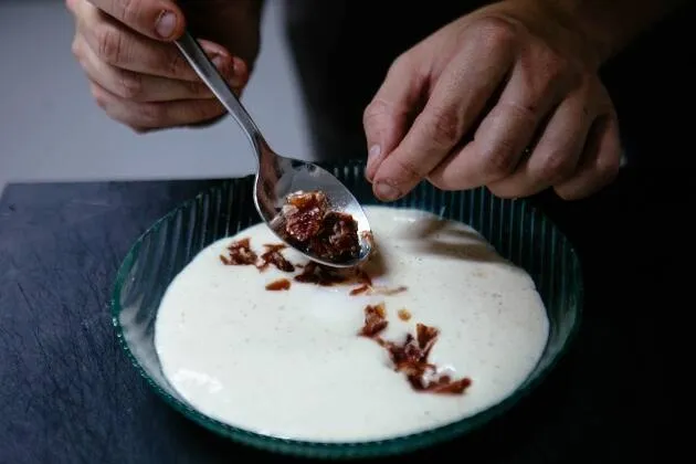 Espuma de patata trufada con huevo poché y jamón ibérico