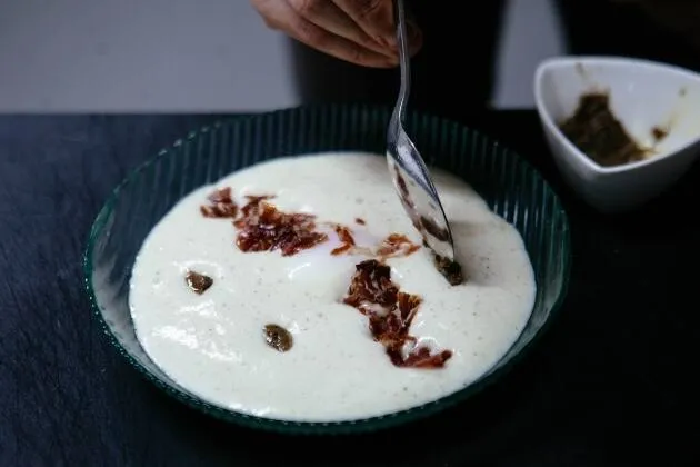 Espuma de patata trufada con huevo poché y jamón ibérico