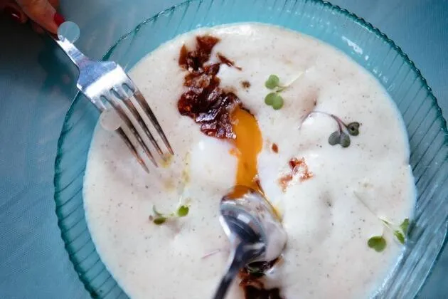 Espuma de patata trufada con huevo poché y jamón ibérico