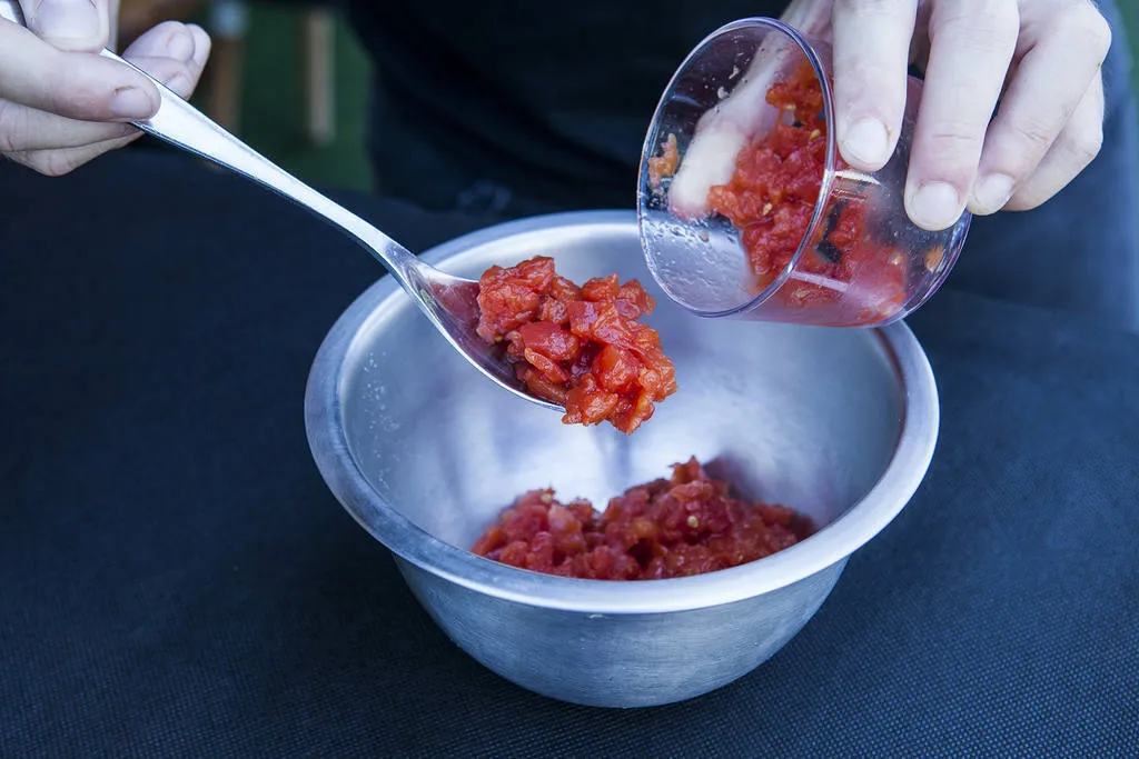 Tartar de tomate ahumado con queso Idiazabal y menta