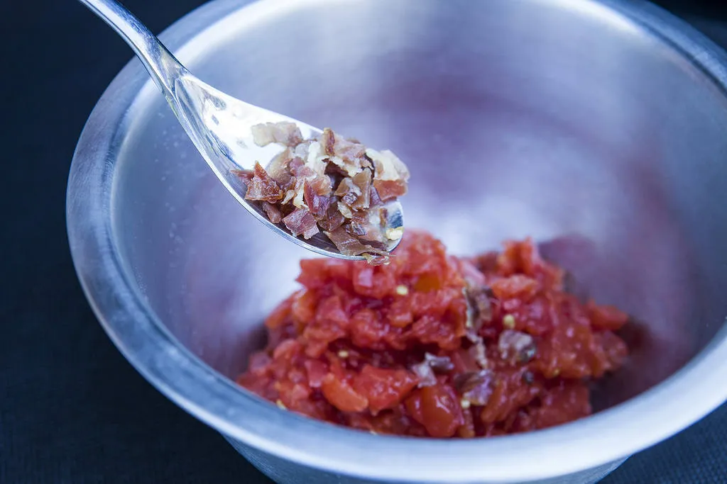 Tartar de tomate ahumado con queso Idiazabal y menta