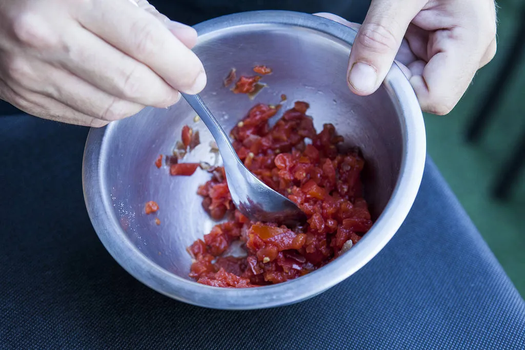 Tartar de tomate ahumado con queso Idiazabal y menta