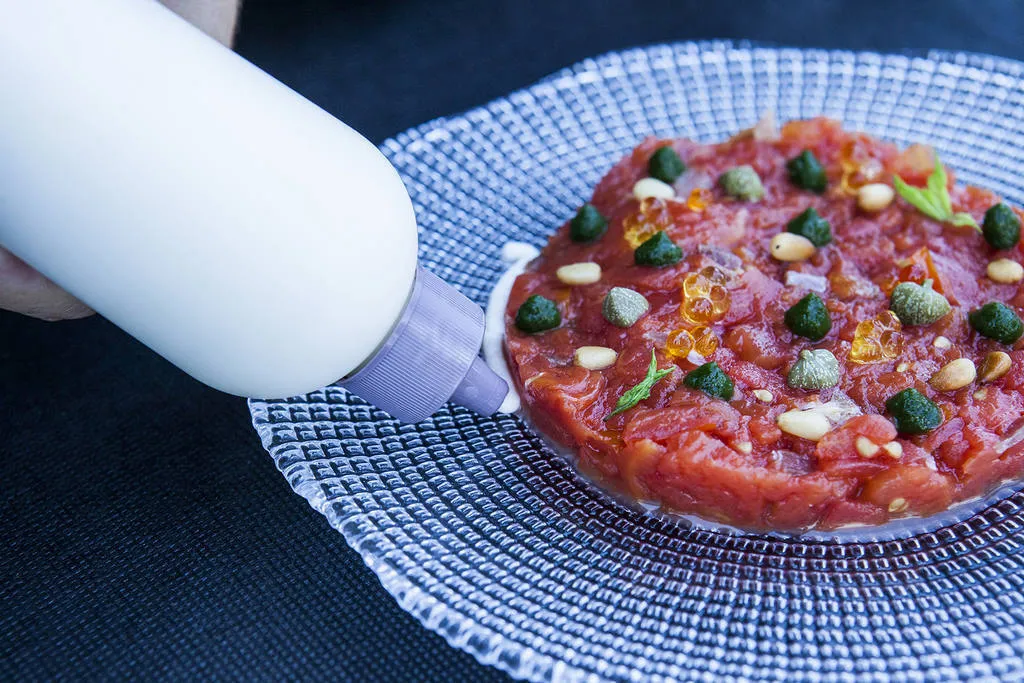 Tartar de tomate ahumado con queso Idiazabal y menta