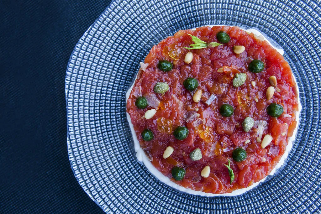 Tartar de tomate ahumado con queso Idiazabal y menta