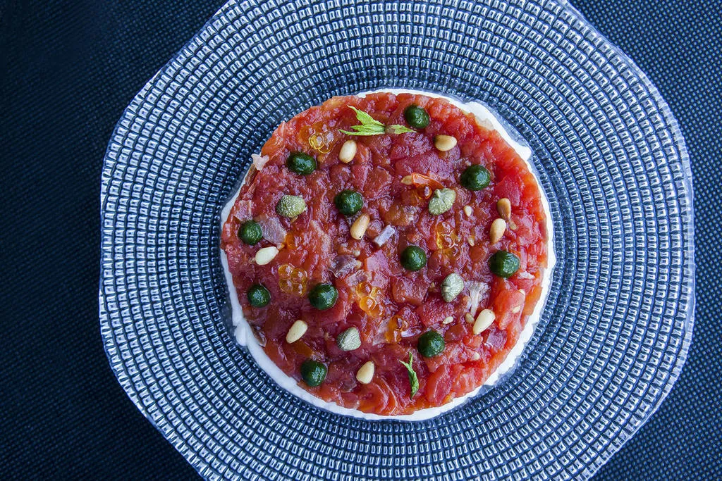 Tartar de tomate ahumado con queso Idiazabal y menta